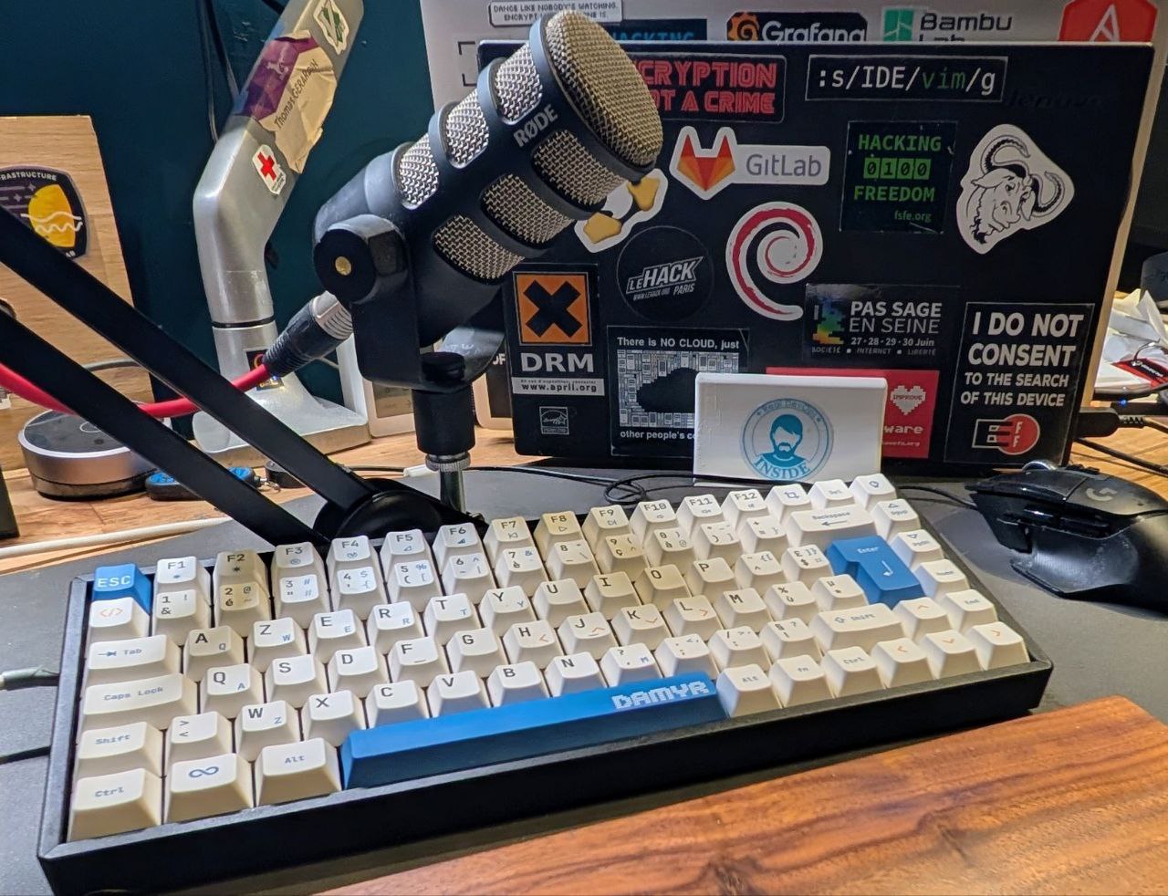 Un clavier, un micro, un PC, les essentiels